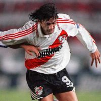 River Plate – Adidas – Enzo Francescoli – 1996 – Autografiada por el plantel - Imagen 6