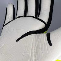 Emiliano Martinez – Match worn gloves – Aston Villa – Premier League 2024 - Imagen 15