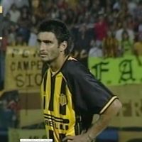 Carlos Bueno – Peñarol – Torneo de verano 2004 – MATCH WORN JERSEY - Imagen 9