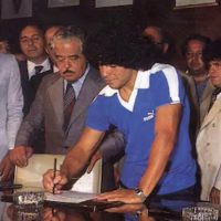 Diego Armando Maradona – Remera Puma – Firma de contrato con Boca Jrs. 1981 – Boca Juniors contract sign shirt 1981 - Imagen 9