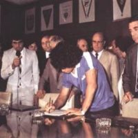 Diego Armando Maradona – Remera Puma – Firma de contrato con Boca Jrs. 1981 – Boca Juniors contract sign shirt 1981 - Imagen 10