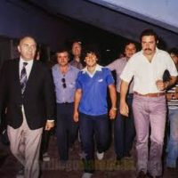 Diego Armando Maradona – Remera Puma – Firma de contrato con Boca Jrs. 1981 – Boca Juniors contract sign shirt 1981 - Imagen 12
