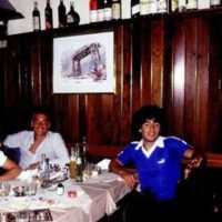 Diego Armando Maradona – Remera Puma – Firma de contrato con Boca Jrs. 1981 – Boca Juniors contract sign shirt 1981 - Imagen 13