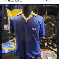 Diego Armando Maradona – Remera Puma – Firma de contrato con Boca Jrs. 1981 – Boca Juniors contract sign shirt 1981 - Imagen 8