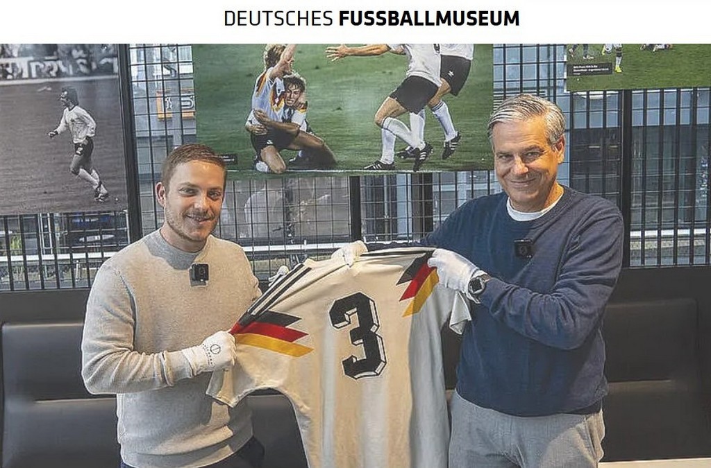 Matchday Auctions hace entrega de la camiseta de 1990 de Andreas Brehme