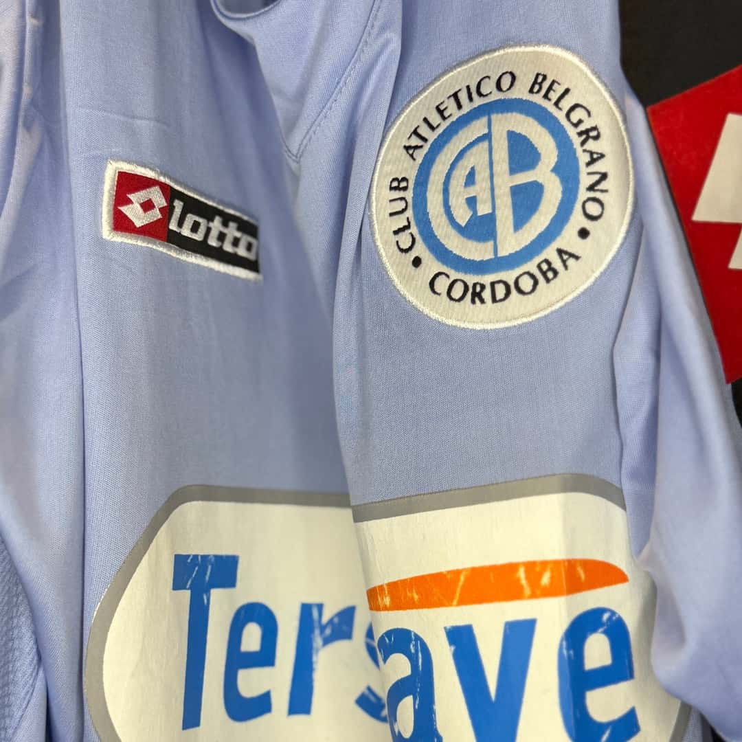 César Pereyra – Belgrano – Torneo Apertura 2011 – MATCH WORN JERSEY – COLECCIÓN JUAN ELUCHANS - Imagen 6